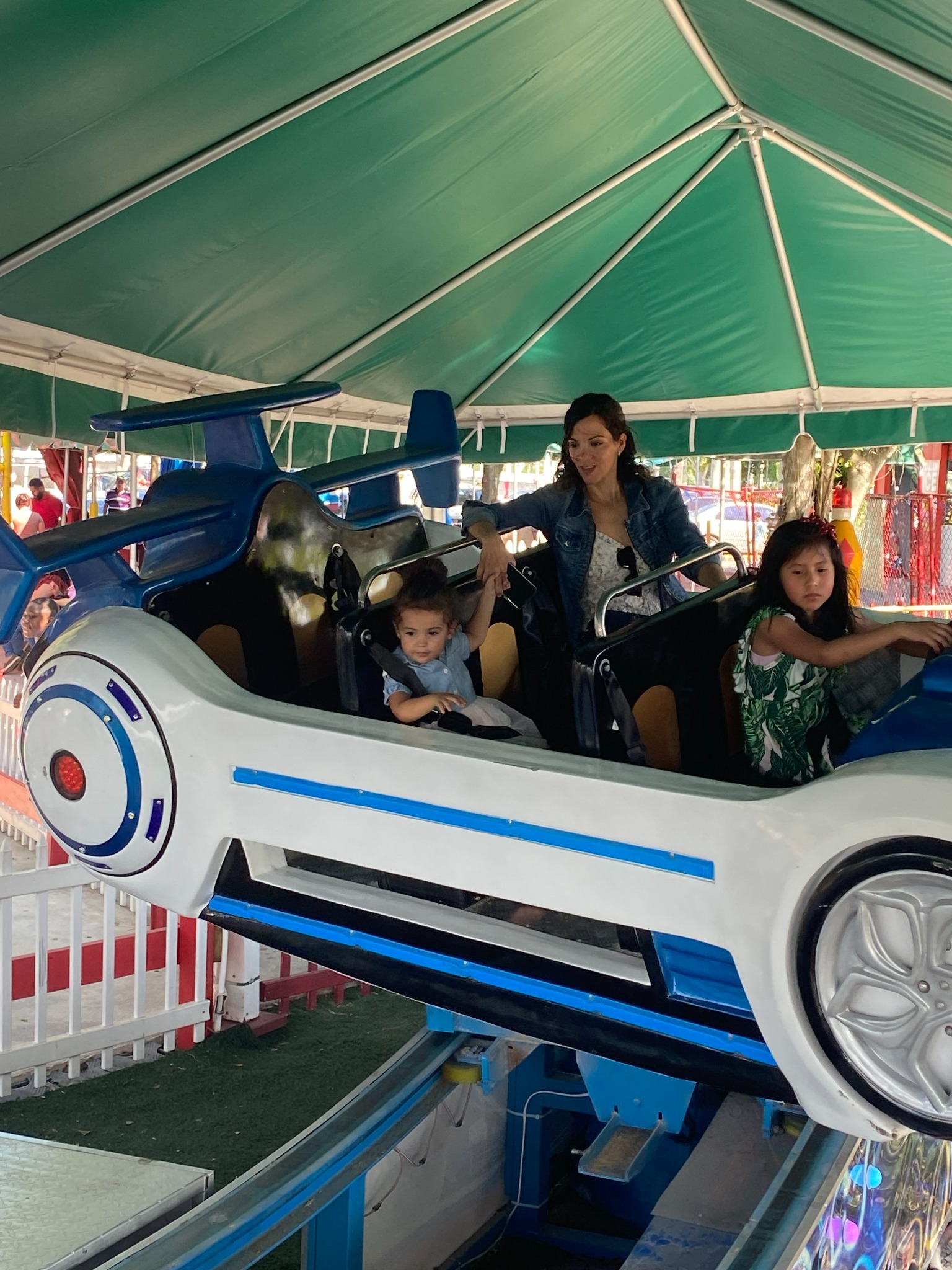 Niños en la atracción de carrito volador de Fun Games
