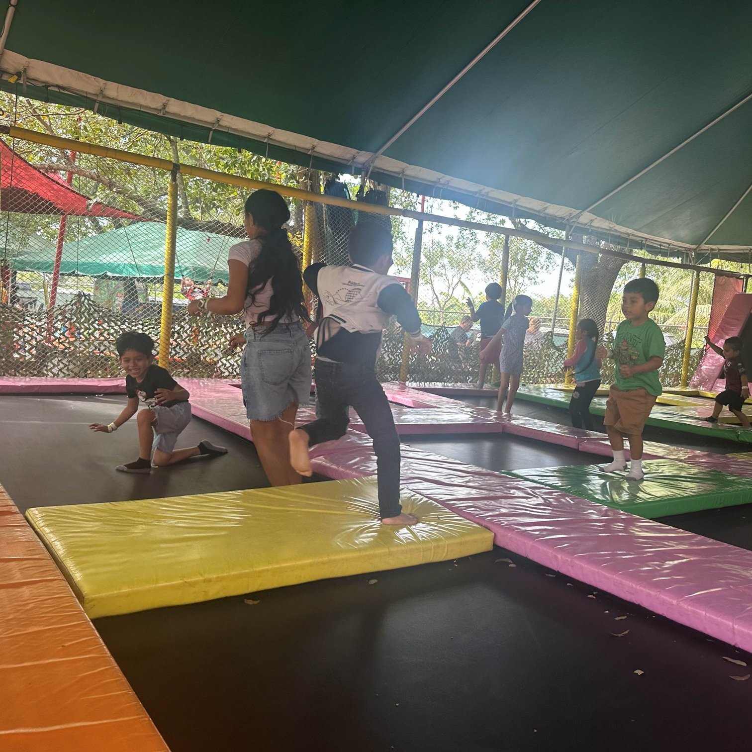 Niños saltando en los trampolines de Fun Games Adventure Park